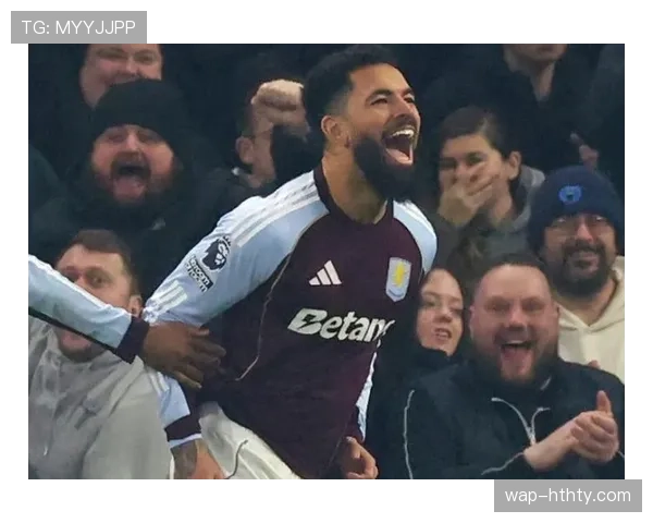 维拉公园瞬间：沃特金斯进球后冲向角旗区，与患癌小球迷紧紧相拥